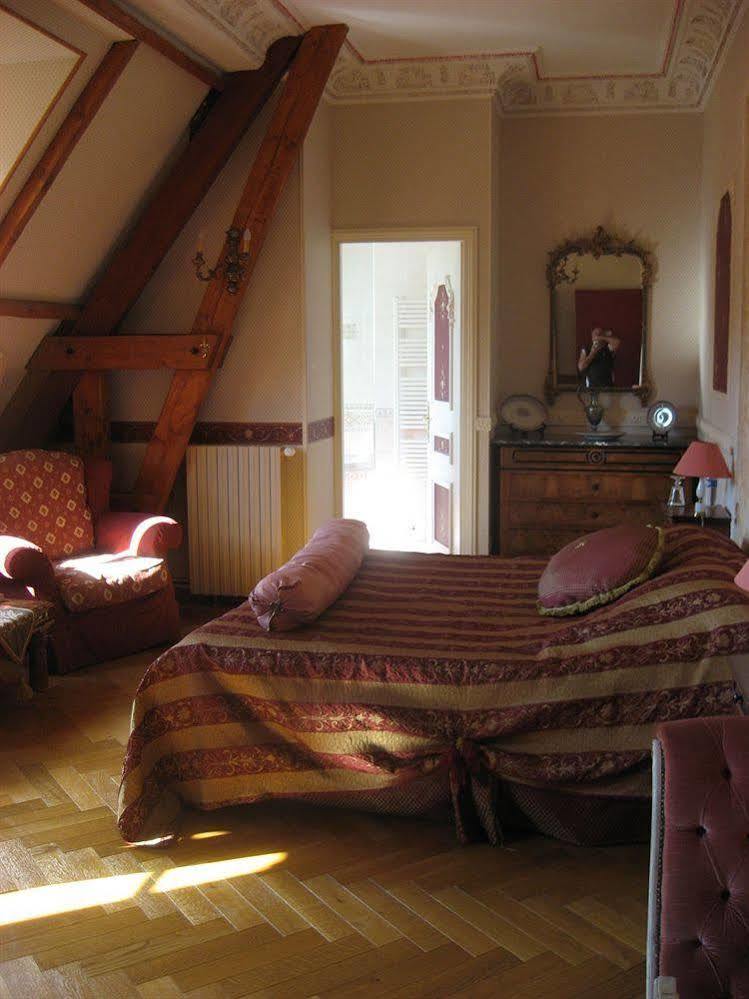 Chateau De Montbrun Hotell Saint-Michel-Chef-Chef Exteriör bild